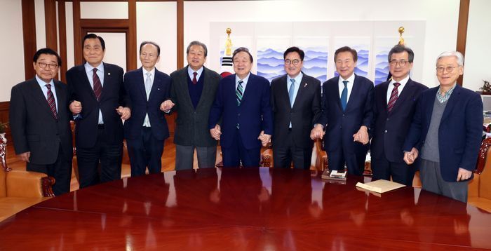 '제왕적 대통령제 청산' 위한 개헌 논의, 가속도 붙었다