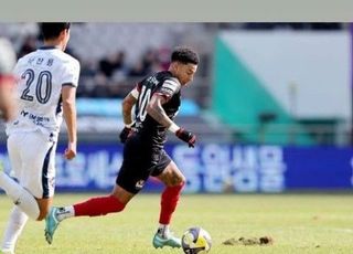 굴욕의 나날, '엉망진창' 잔디에 발목 잡힌 한국축구