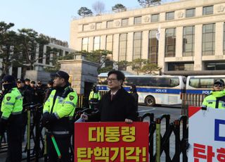 김장겸, 헌재 규탄 1인 시위…"곽종근 진술 오염돼 진술 다시 받아야"