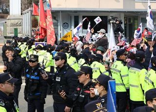 尹 구속취소에 지지자들 한남동 관저로 이동…경찰 기동대 추가 투입