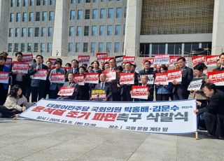 "머리카락 짚신 헌재로"…민주당 초선들, 尹 파면 촉구 삭발식