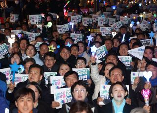 "尹 계엄 이유 방증해주는 격"…민주당의 '줄탄핵' 딜레마 [정국 기상대]