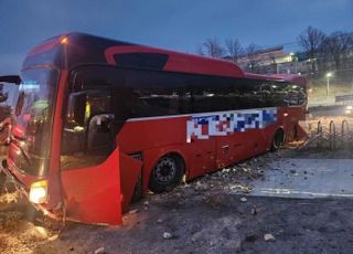 "내리막길 브레이크 고장"…공터로 버스 돌려 큰 피해 면해