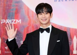 김수현 소속사 “김새론과 열애설 번복 이유? ‘4년 전’ 일이라”