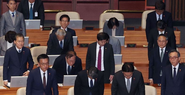 김문수, 민주당은 견제에 시동 걸고…강성 보수 사이엔 '날조글' 이중고