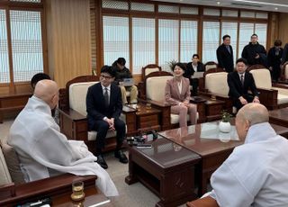 북콘서트 이어 교회·사찰로…종교계 인사 줄줄이 찾은 한동훈, 왜