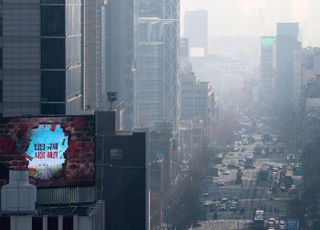 [오늘 날씨] 꽃샘추위 물러난 자리 미세먼지가 채운다...지금부터 두피 건강 챙겨야 하는 이유