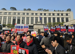 [현장] "비켜" vs "딴 데서 해" 여야 헌재 앞 자리싸움…한덕수 선고 앞두고 신경전 고조