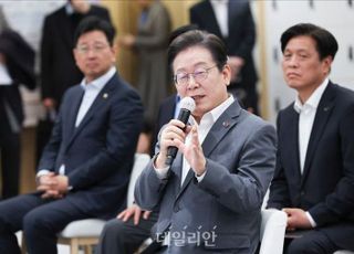 '윤석열 석방' '한덕수 먼저'…2연타 맞은 민주당, 헌재 장고에 진땀