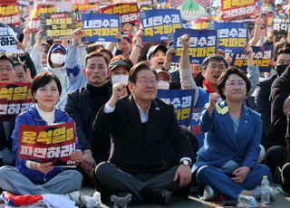 '25일 尹 파면' 외치는 민주당…결국 '이재명 사법부 시계'가 더 빨리 돌아가나