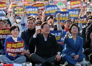 '25일 尹 파면' 외치는 민주당…결국 '이재명 사법부 시계'가 더 빨리 돌아가나