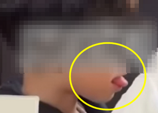 ‘혀 날름’ 빵집, 결국 진열 방식 바꿔...덮개 사용한다