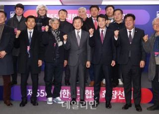 정몽규 회장 '축구 관계자들과 함께 포즈'