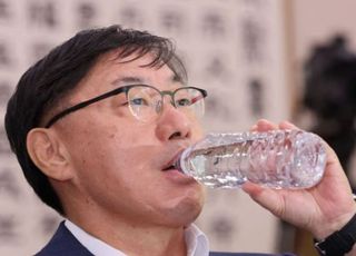 이화영 '업체서 수억대 뇌물' 재판서 공소사실 부인…"동업 관계"