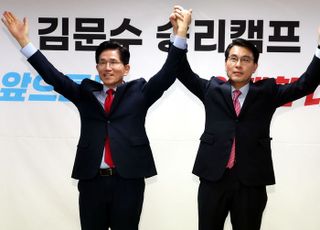 윤상현, 김문수와 두손 번쩍…"우파 세력 대동단결, 가치지향점 같아"
