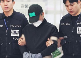 용인 일가족 살해 50대 가장 송치…"계획 범죄냐" 질문에 고개 '끄덕'