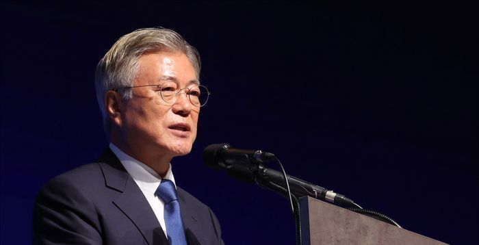문재인 전 대통령 법정 선다…2억여원 뇌물수수 혐의 기소