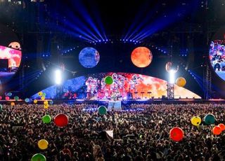 친환경 공연·무정부 요정…‘콜드플레이 콘서트’가 남긴 흔적들 [D:이슈]