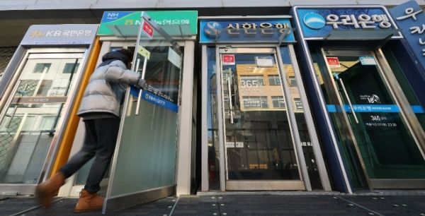 은행 연체율 10년 만에 최대폭 상승…부실채권 12조원 돌파