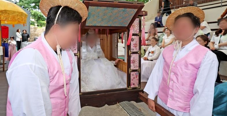 코레일 간부 딸 결혼식서 '가마꾼' 된 직원 넷…논란되자 "자발적"
