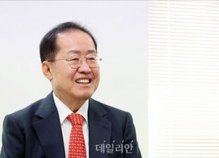 [속보] 홍준표, 정계 은퇴 선언…"오늘로 정치 인생 졸업"