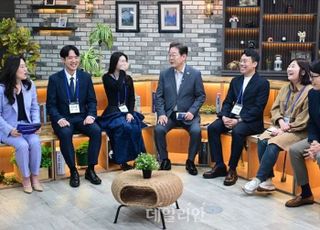 직장인들과 간담회 갖는 이재명 민주당 대선 후보
