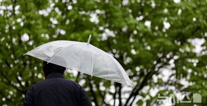 [오늘 날씨] 근로자의 날, '낮 최고 25도' 더위에 전국 '비바람'…비 내리는 날, 근육이 아프다면?