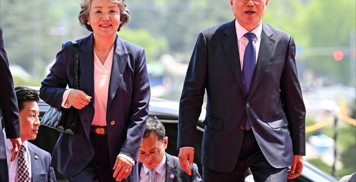 경찰, '김정숙 여사 옷값 특활비 결제 의혹' 대통령기록관 압수수색