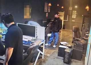 가상계좌로 도박자금 충전…성인PC방서 불법도박장 운영 일당 검거