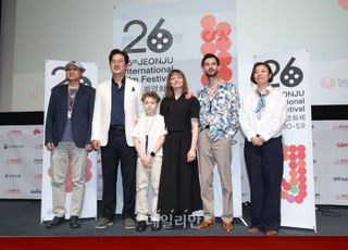 JIFF '대안' 초심 -BIFF '경쟁'으로 ...국내 대표영화제, 두 갈래 진화 [기자수첩-연예]