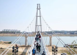 경기도, ‘여주 남한강 출렁다리’ 개통…지역 관광 활성화 기대