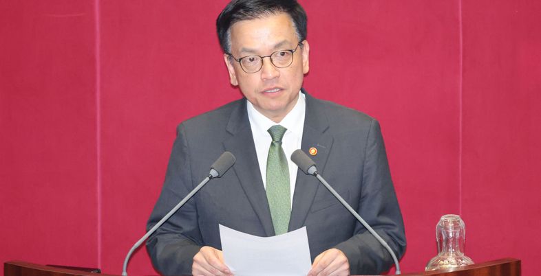 정치 혼란 속 민생은 뒷전···대선·연휴 등 ‘5월 대목’ 실종 우려 [무정부쇼크]