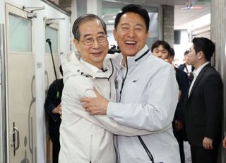 '대선 출마' 한덕수, 쪽방촌서 오세훈 만나…"약자 동행 공약에 포함"