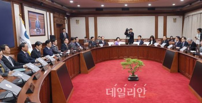 컨트롤타워 붕괴에 몸사리는 정부…정책 추진 ‘올스톱’ 우려 [무정부 쇼크]