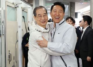 '대선 출마' 한덕수, 쪽방촌서 오세훈 만나…"약자 동행 공약에 포함"
