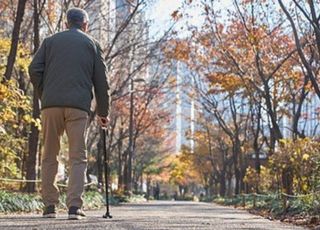 수술 후 거동 힘든 70대 아버지 굶기고 방치…40대 징역형 집유
