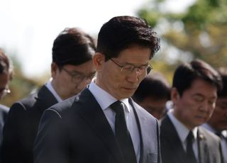 '현충원 참배' 김문수 "이재명, 히틀러·김정은보다 더해"