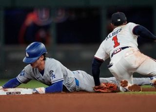 “3루로 날아갔다!!” 대주자 김혜성, 강렬한 주루플레이 …MLB 1호 도루