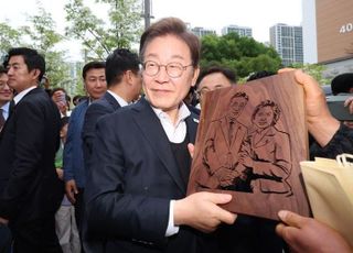 "이재명 재판, 대선 이후로 미뤄라"…민주당, 조희대 '탄핵' 압박