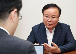 김재원 "김문수 선출 3시간만에 단일화 밀어붙여 …백드롭 교체조차 거절"
