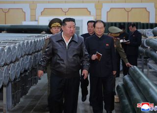 김정은 "더 많은 포탄 생산해 전력 확대"…군수공장 방문