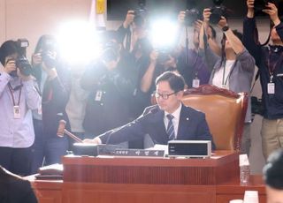 '대통령 당선시 재판중지' 형소법 개정안, 민주당 주도 법사위 통과