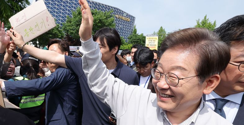 법원, '李 선거법 파기환송심' 대선 후로 연기…'헌법 84조' 두고 여진 예고