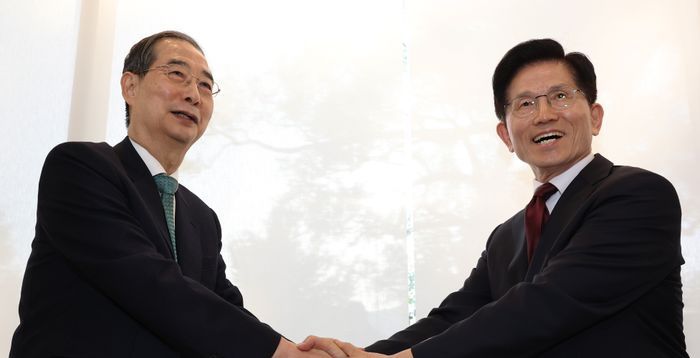 김문수-한덕수, 단일화 회동 시작…손 마주 잡고 "고생 많다"