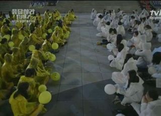 팬덤 전유물? ‘머글’도 홀리는 아이돌 굿즈 [이게 굿즈라고?①]