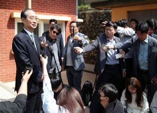 대구 동화사 찾은 한덕수 "스님 말씀 새기고 김문수와 성실히 대화"