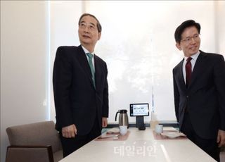 [속보] 김문수~한덕수, 국민의힘 의원 29명 지켜보는 가운데 '2차 회동' 시작