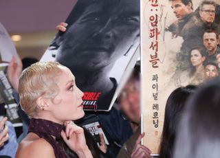 폼 클레멘티에프 '팬의 포스터 보며'