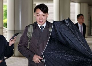 '자녀 위장전입·리조트 객실료 수수 의혹' 이정섭 검사, 첫 공판서 혐의 모두 부인