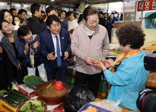경북 영천 찾은 이재명 "왕 뽑는 것 아냐…똥막대기인지 호미인지 잘 골라야"